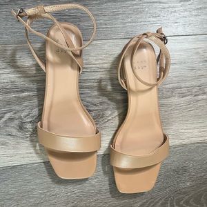 Women’s dress sandal size 7